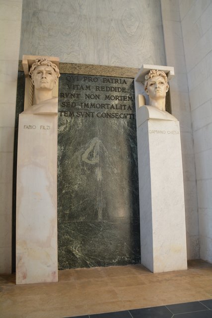 Das Siegesdenkmal (italienisch Monumento alla Vittoria) auf dem Siegesplatz (italienisch Piazza della Vittoria) in Bozen ist eines der bedeutendsten Monumente aus der Zeit des Faschismus in Südtirol.