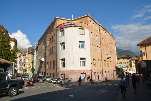 Südtirols Hauptstadt Bozen wird zu den großen städtischen Zentren im Alpenraum gerechnet und gilt auf Grund seiner Bikulturalität als wichtiger Begegnungsort zwischen dem deutsch- und dem italienischsprachigen Kultur- und Wirtschaftsraum.
