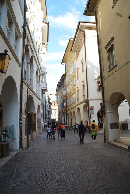 Die spätere Stadt Bozen wurde ca. 1170 bis 1180 als planmäßige Marktsiedlung mit einer zentralen, von Lauben gesäumten Gasse und einem Marktplatz (Kornplatz) errichtet.