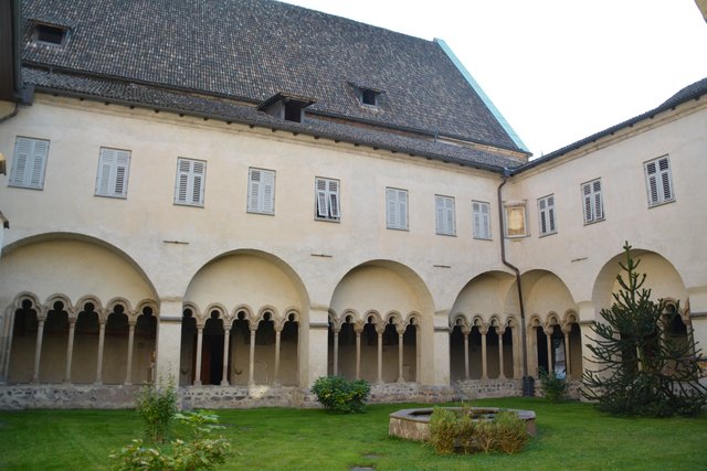 Wahrscheinlich noch vor Vollendung des Chors 1348 wurde der Kreuzgang nördlich an die Franziskanerkirche in Bozen angebaut.