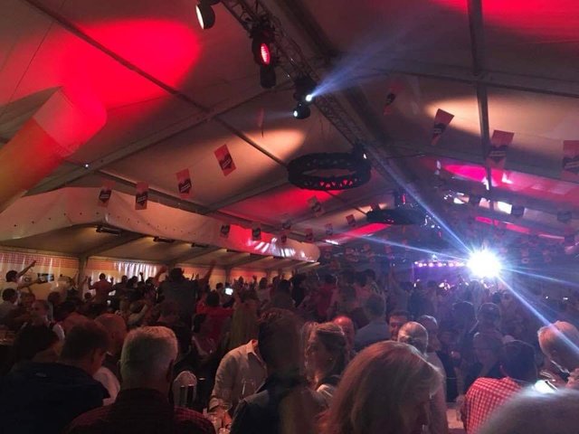 Schock beim Oktoberfest. Ein Südtiroler Fan konnte gerettet werden.