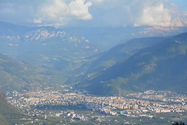Beim Gasthaus Lipp in Perdonig bietet sich dieser herrliche Ausblick auf Bozen und das Überetsch.