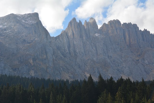 Der Latemar bildet in den Dolomiten mit seinen 2.842 Metern Seehöhe die Grenze zwischen Südtirol und dem Trentino.
