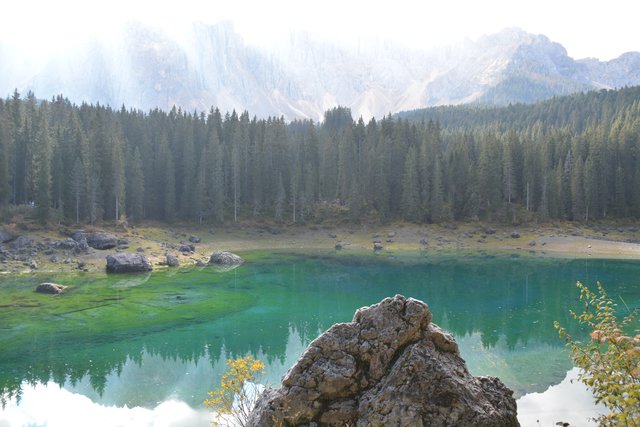 Im grünen Karersee spiegelt sich der Latemar auf eine magisch anmutende Art und Weise.