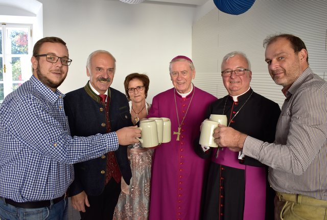 Das Team vom „Stadtplatz 1“ mit Bürgermeister, Altbischof und Stiftspropst.