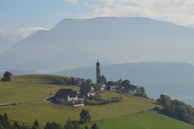 Ein Spaziergang zu den beeindruckenden Erdpyramiden am Ritten.