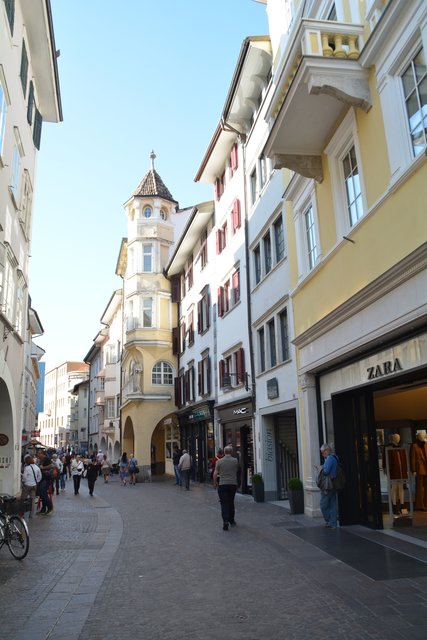 Südtirols Hauptstadt Bozen wird zu den großen städtischen Zentren im Alpenraum gerechnet und gilt auf Grund seiner Bikulturalität als wichtiger Begegnungsort zwischen dem deutsch- und dem italienischsprachigen Kultur- und Wirtschaftsraum.