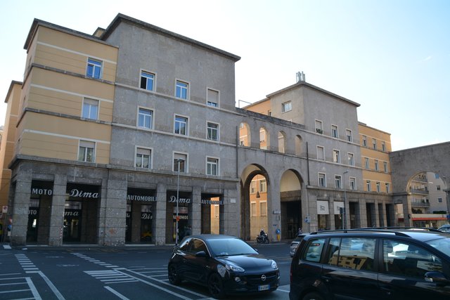 Der Siegesplatz (italienisch Piazza della Vittoria) in Bozen ist eine der bedeutendsten Plätze aus der Zeit des Faschismus in Südtirol.