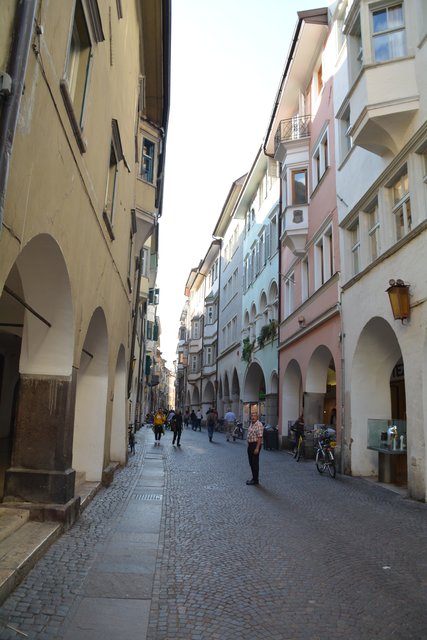 Die spätere Stadt Bozen wurde ca. 1170 bis 1180 als planmäßige Marktsiedlung mit einer zentralen, von Lauben gesäumten Gasse und einem Marktplatz (Kornplatz) errichtet.