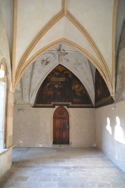 Wahrscheinlich noch vor Vollendung des Chors 1348 wurde der Kreuzgang nördlich an die Franziskanerkirche in Bozen angebaut.