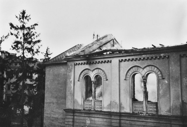 Die zerstörte Synagoge am Tag nach der Novemberprogromnacht, einzig ein Fotoalbum der Familie konnte gerettet werden.
