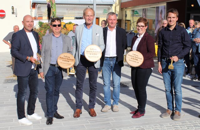 Bürgermeister Herbert Brunsteiner (3.v.l.), Mobilitätsstadtrat Stefan Maier (2.v.l.) und Wirtschaftsstadträtin Elisabeth Kölblinger (2.v.r.) mit den Swietelsky-Vertretern Horst Eigl, Georg Desch, Patrick Frühwirth (v.l.).