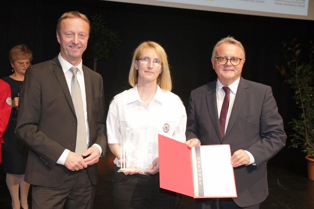 Preisträgerin Barbara Tuider mit LH-Stv. Johann Tschürtz (links) und LH Hans Niessl.