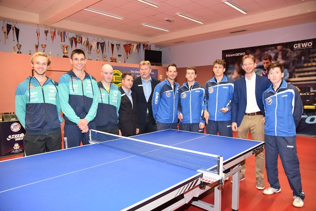 Im Bild: Christoph Simoner, Fran Kojic und David Vornik (alle Karpfenberg), die beiden Schiedsrichter Michael Faustmann und Rusbeh Kawian mit Obmann Alexander Meixner und den Spielern Andi Levenko, Dos Kenzhigulov und Narayan Kapolnek vom BAC mit GR Mag. Gottfried Forsthuber. | Foto: Pressestelle Baden