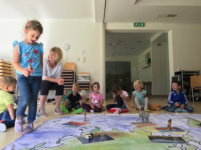 Spielerisch lernen die Kinder, welche Auswirkungen der Klimawandel auf das tägliche Leben hat.