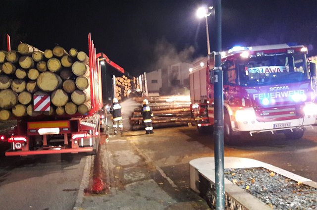 Feuerwehrleute kontrollierten die Ladung auf weitere Glutnester.