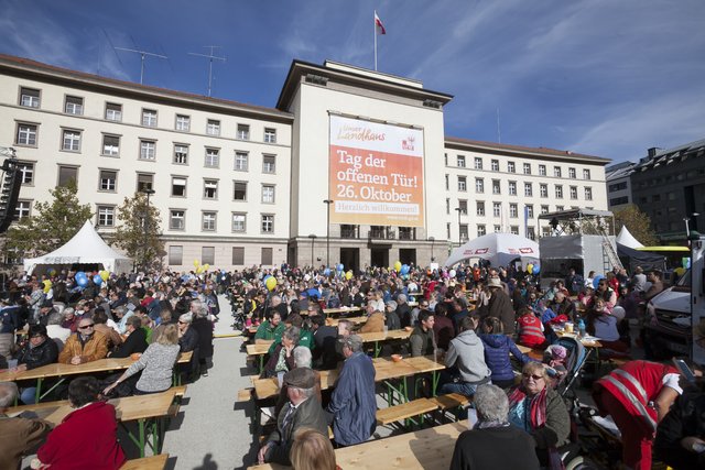 Im und um das Landhaus herrscht am 26. Oktober Feststimmung.
 | Foto: © Land Tirol/Die Fotografen