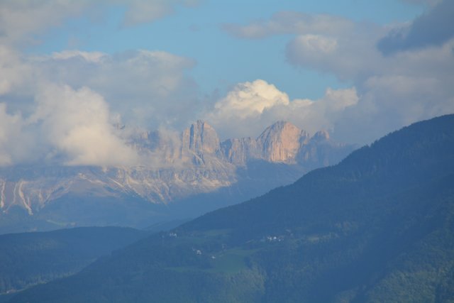 Beim Gasthaus Lipp in Perdonig bietet sich dieser herrliche Ausblick auf den Rosengarten und den Latemar.