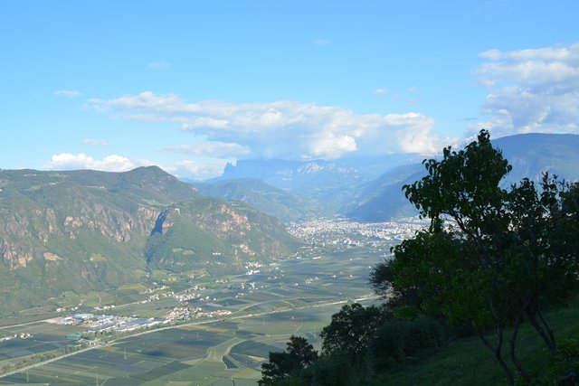 Beim Gasthaus Lipp in Perdonig bietet sich dieser herrliche Ausblick auf das Überetsch, Bozen und den Schlern.