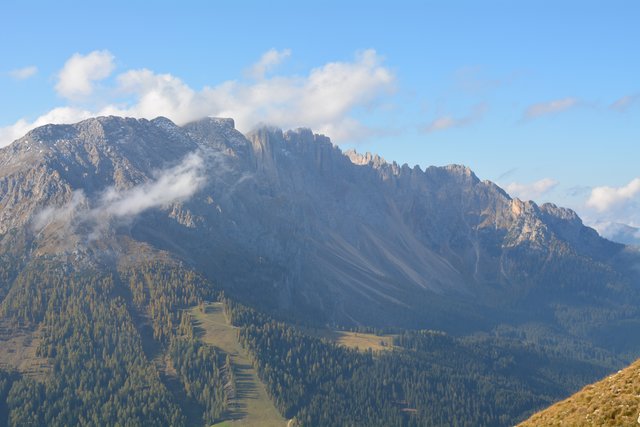 Der Latemar bildet in den Dolomiten mit seinen 2.842 Metern Seehöhe die Grenze zwischen Südtirol und dem Trentino.