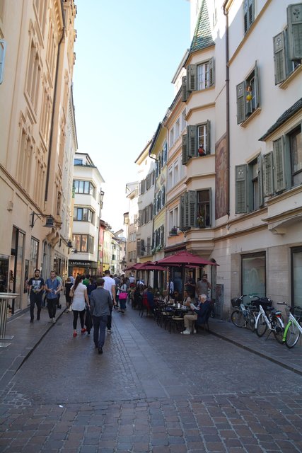 Südtirols Hauptstadt Bozen wird zu den großen städtischen Zentren im Alpenraum gerechnet und gilt auf Grund seiner Bikulturalität als wichtiger Begegnungsort zwischen dem deutsch- und dem italienischsprachigen Kultur- und Wirtschaftsraum.