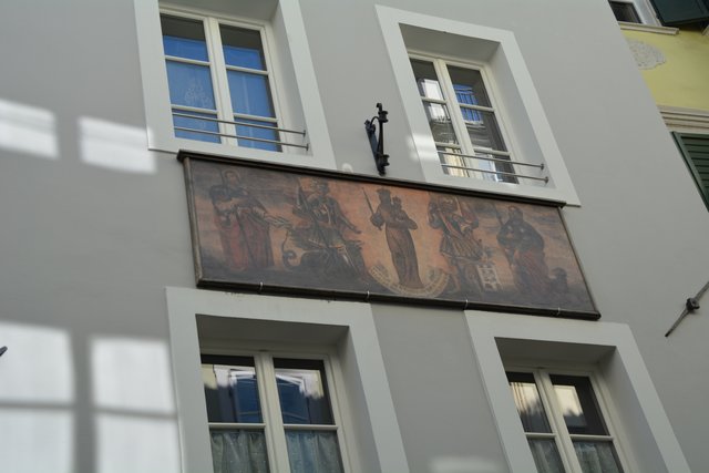 Südtirols Hauptstadt Bozen wird zu den großen städtischen Zentren im Alpenraum gerechnet und gilt auf Grund seiner Bikulturalität als wichtiger Begegnungsort zwischen dem deutsch- und dem italienischsprachigen Kultur- und Wirtschaftsraum.
