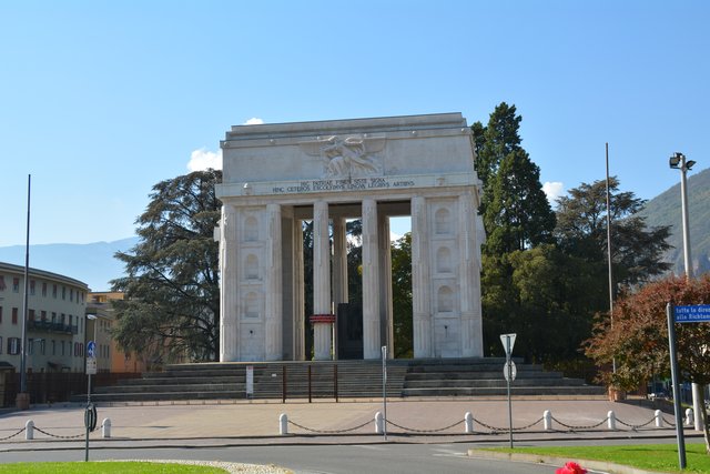 Das Siegesdenkmal (italienisch Monumento alla Vittoria) auf dem Siegesplatz (italienisch Piazza della Vittoria) in Bozen ist eines der bedeutendsten Monumente aus der Zeit des Faschismus in Südtirol.