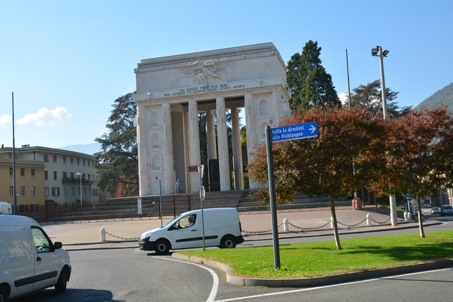Das Siegesdenkmal (italienisch Monumento alla Vittoria) auf dem Siegesplatz (italienisch Piazza della Vittoria) in Bozen ist eines der bedeutendsten Monumente aus der Zeit des Faschismus in Südtirol.