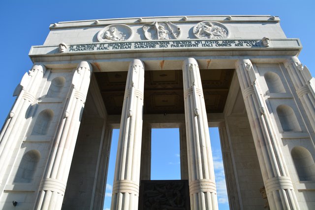 Das Siegesdenkmal (italienisch Monumento alla Vittoria) auf dem Siegesplatz (italienisch Piazza della Vittoria) in Bozen ist eines der bedeutendsten Monumente aus der Zeit des Faschismus in Südtirol.