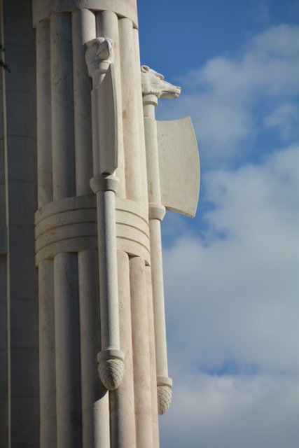 Das Siegesdenkmal (italienisch Monumento alla Vittoria) auf dem Siegesplatz (italienisch Piazza della Vittoria) in Bozen ist eines der bedeutendsten Monumente aus der Zeit des Faschismus in Südtirol.
