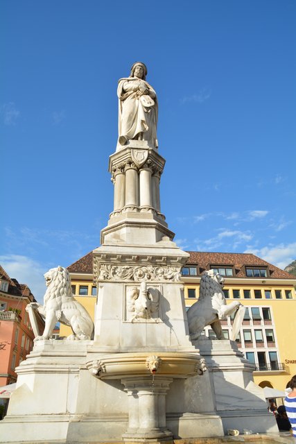 Das Walther-Denkmal in Bozen wurde im Jahr 1889 von Heinrich Natter geschaffen und ist dem Minnesänger Walther von der Vogelweide gewidmet.