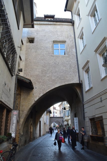 Die spätere Stadt Bozen wurde ca. 1170 bis 1180 als planmäßige Marktsiedlung mit einer zentralen, von Lauben gesäumten Gasse und einem Marktplatz (Kornplatz) errichtet.
