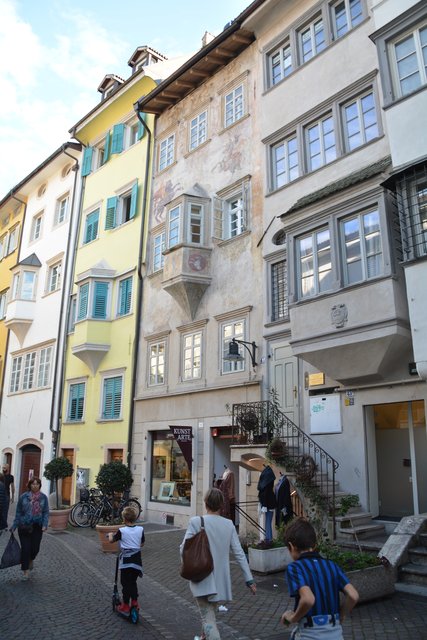 Die spätere Stadt Bozen wurde ca. 1170 bis 1180 als planmäßige Marktsiedlung mit einer zentralen, von Lauben gesäumten Gasse und einem Marktplatz (Kornplatz) errichtet.