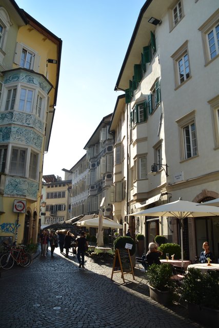 Die spätere Stadt Bozen wurde ca. 1170 bis 1180 als planmäßige Marktsiedlung mit einer zentralen, von Lauben gesäumten Gasse und einem Marktplatz (Kornplatz) errichtet.