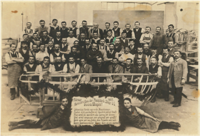Arbeiter der Karosseriebau-Abteilung der Waffenfabrik in Steyr.