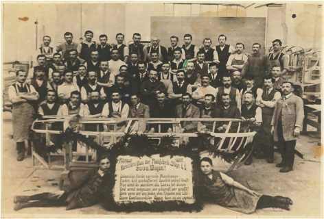 Arbeiter der Karosseriebau-Abteilung der Waffenfabrik in Steyr.