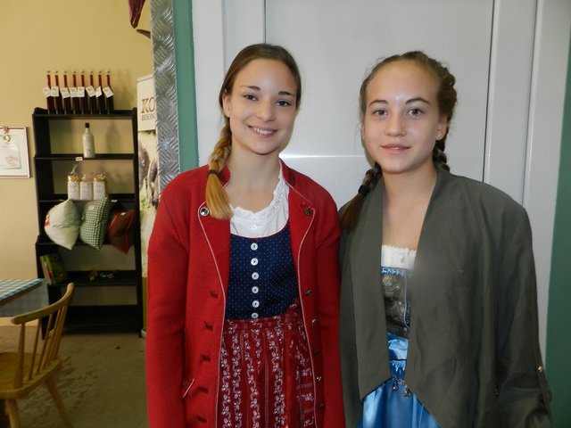 Halfen beim Abservieren: Lena Kostelecky, Luise Katzensteiner.
