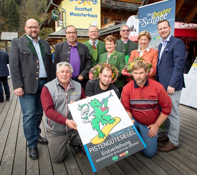 Erstverleihung des Steirischen Pistengütesiegels an die Planneralm. V.l.n.r. hinten: Wolfgang Stieg (Hotelier), Dr. Thomas Weiß (Vorsitzender Pistengütesiegel Kommission), Gerhard Lackner, Josefine Lackner, Dr. Stefan Pilz, Angelika Pilz (alle Gesellschafter und Geschäftsführung Planneralm Seilbahnen), Arthur Moser (Obmann Fachgruppe Steiermark der Seilbahnen). V.l.n.r. unten: Alfred Leitner, Markus Leitner, Herbert Mayer (alle Pistenteam Planneralm).