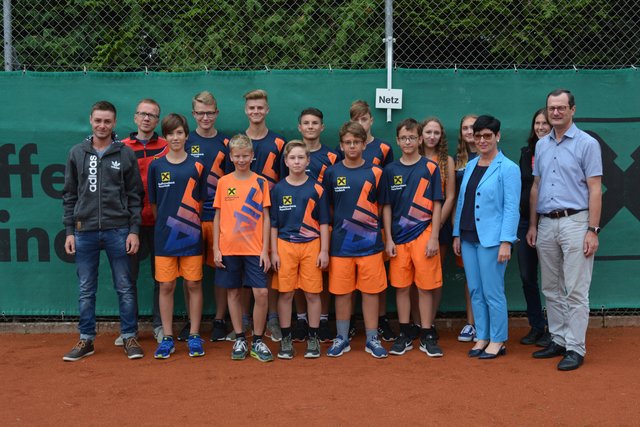 Der UTC Peuerbach bei der Übergabe der Dressen mit Brigitte Maier, Vorstand der Raiffeisenbank Peuerbach.
