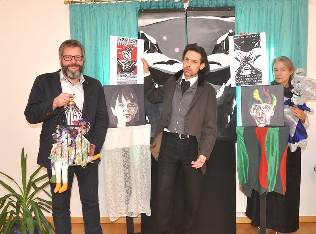 Bgm. Stefan Jöchl, Manfred und Birgit Metzger mit Figuren, Kulissen und Plakaten.