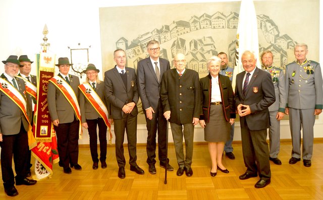 Kameradschaftsbund, Kaiserjäger und ARGE-Partner gratulierten Klaus Reisch (Mi.).