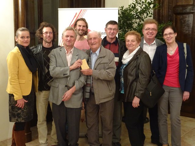 Foto Werner Schöll – mit dem Preisträger freuten sich – von links: Elisabeth Bilinsky, Patrick Pingitzer, Norbert Pingitzer, Andreas Pingitzer, Karl Schiessl, Erich Schock, Maria Schock, Werner Schöll sowie Karla Schöll-Tritremmel.
