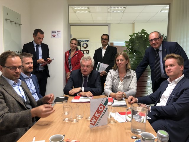 Vereint an einem Tisch: Eric Kirschner (Joanneum Ressearch), Lasse Kraack (GF EU Regionalmanagement), LR Anton Lang, LR Barbara Eibinger-Miedl, Manfred Kainz (Obmann WKO Regionalstelle Deutschlandsberg) und Georg Knill (Präsident Industriellenvereinigung Steiermark) (v.l.).