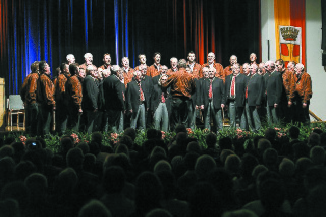 Der Chor begeisterte beim Jubiläumskonzert das zahlreich erschienene Publikum mit seinem Auftritt.