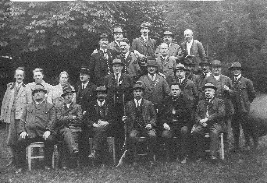 Schützenfest anläßlich der 60-jährigen Mitgliedschaft des Franz Müllegger, vulgo Krall Franzl im Jahre 1942, aufgenommen vor der alten Schießstatt in Brandenberg.
