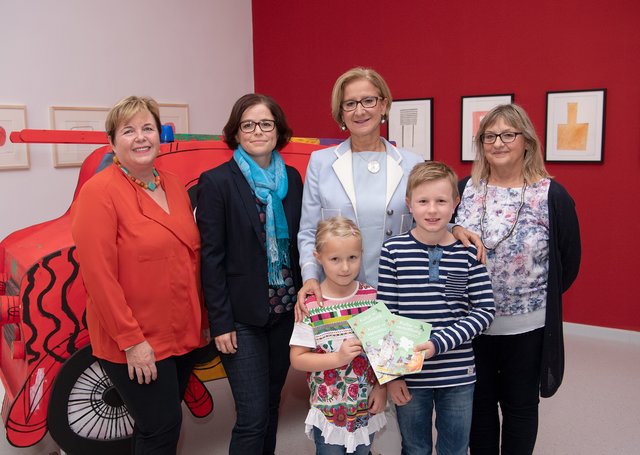 Landeshauptfrau Johanna Mikl-Leitner mit der sechsjährigen Lilly und dem neunjährigen Philip
Karin Hansal, Direktorin der VS St. Andrä-Wördern (li.)
Karin Böhm, Museumsmanagement Niederösterreich (2.v.li.), Maria Parucki, Leiterin der Kunstvermittlung im museum gugging (re.)