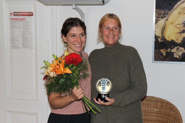 vlnr. Irene Hörschläger und Lydia Witzany mit der Schneekugel "Goldmarie"