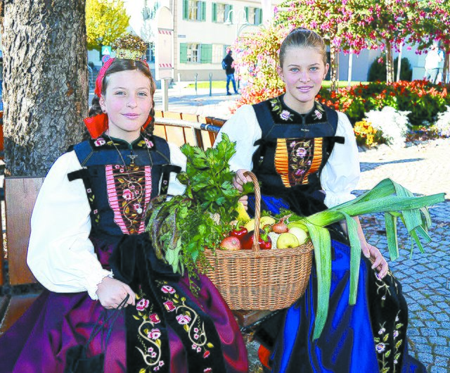 Prall gefüllte Erntedankkörbe, die von Pfarrer Hans Tinkhauser gesegnet wurden, und schöne Trachten prägten das Fest in Schruns. | Foto: Gerhard Scopoli