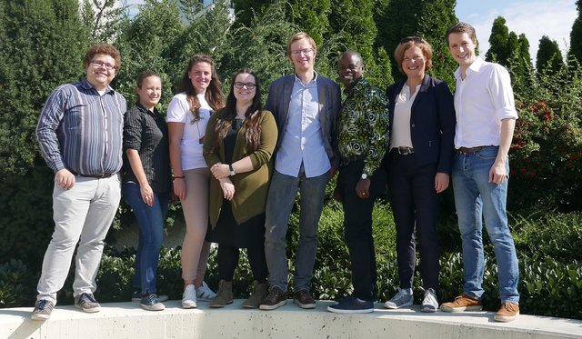 Gruppenbild der „Sendlinge“: Hans Fackler, Sri Fackler, Sophia Kremser, Katrin Aschenberger, Stefan Scheichl, Valentin Mbawala, Michael Strohriegl (v. l.).