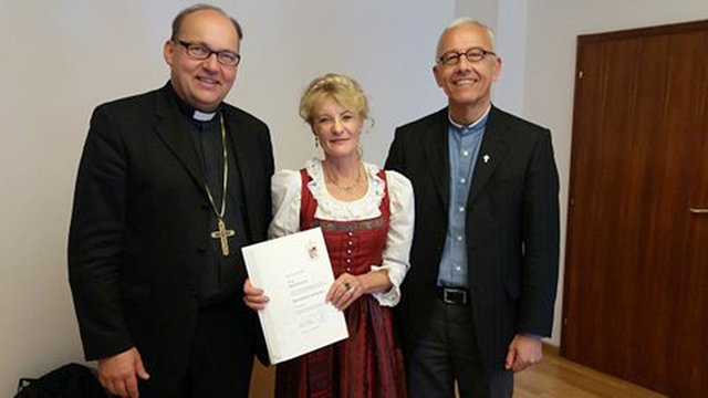 Bischof Glettler (li) und Generalvikar Huber gratulierten Astrid Hesche herzlich.